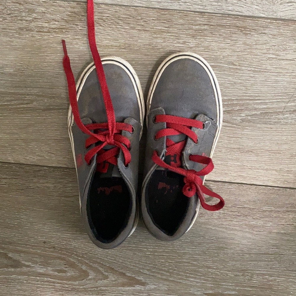 Kids gray/red DC skater shoes